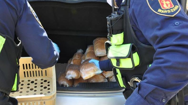 Koronawirus w Warszawie. Straż miejska pomaga bezdomnym