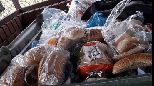 Koronawirus w Warszawie. Kontener na śmieci wypełniony był bochenkami czerstwego chleba