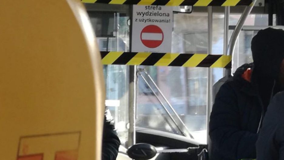 Warszawa: W autobusach komunikacji miejskiej znajdują się wydzielone strefy użytkowania.