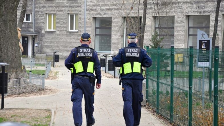 Koronawirus w Warszawie. Straż miejska dba o mieszkańców stolicy