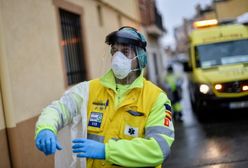 Koronawirus. Hiszpania z dramatycznym bilansem. "Wysyłają nas na wojnę bez broni"