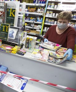 Koronawirus. Brak folii zabezpieczającej na terminalach. Żabka i RUCH komentują