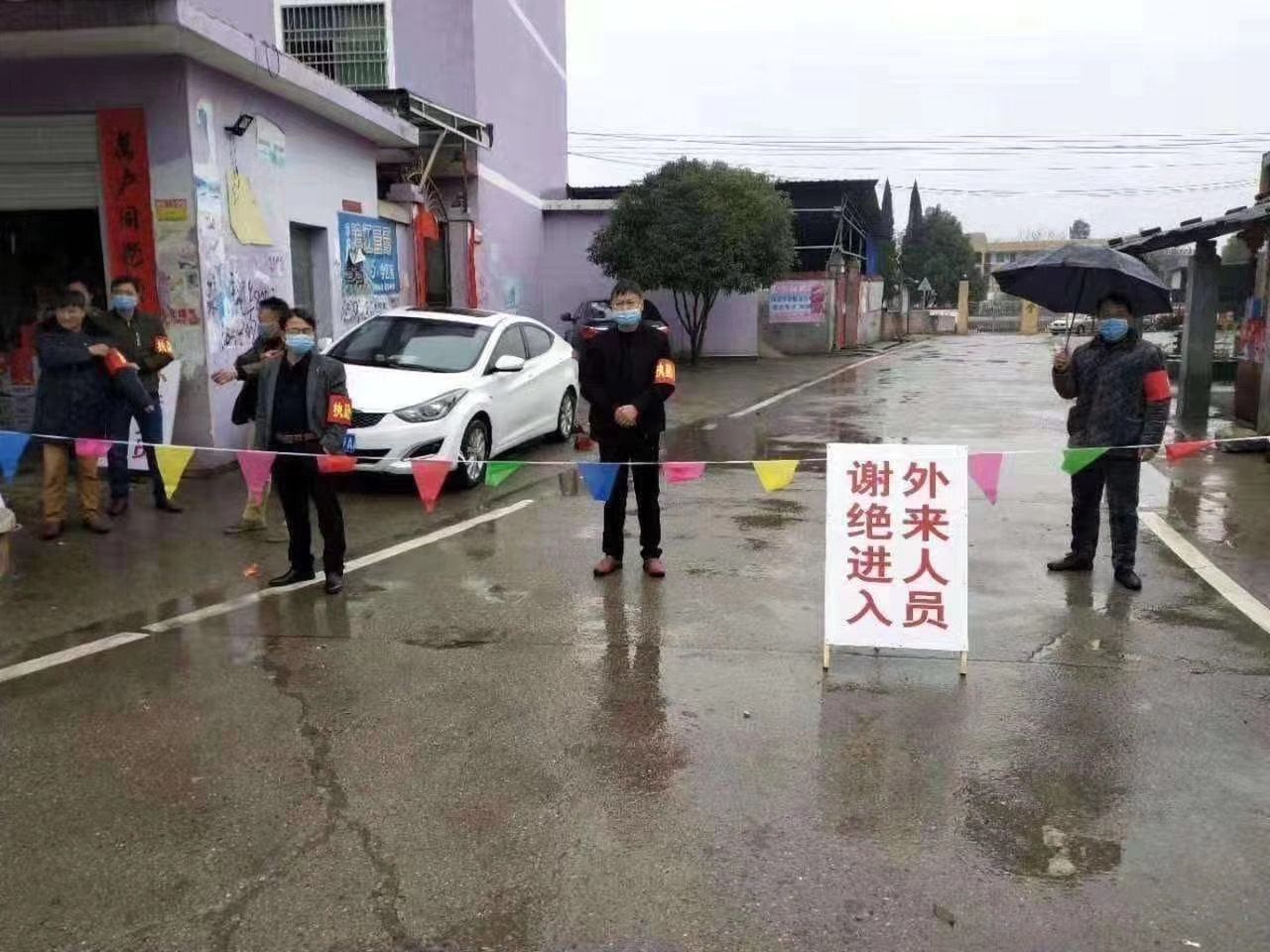 Oprócz wojska i policji, drogi patroluje specjalnie powołana służba cywilna. 