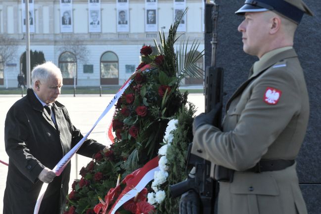 Warszawa. Chciał rozwiesić transparent podczas składania kwiatów