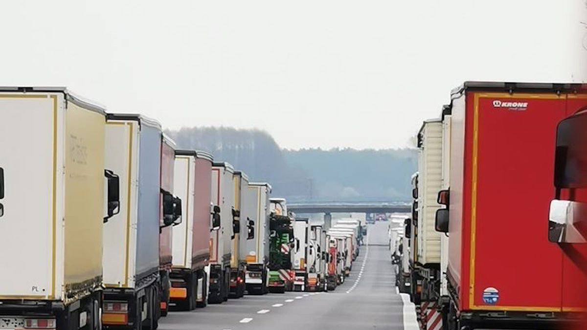 Kolejka tirów przed Jędrzychowicami. 