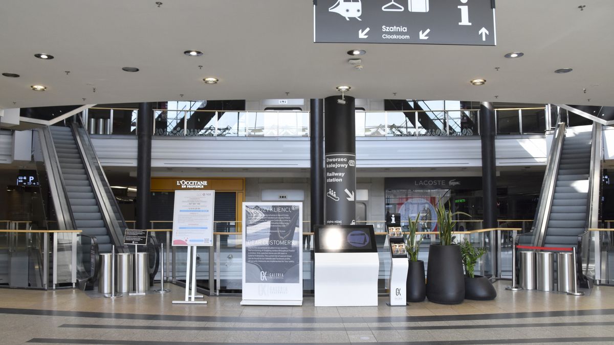 Z powodu epidemii galerie handlowe stoją puste.