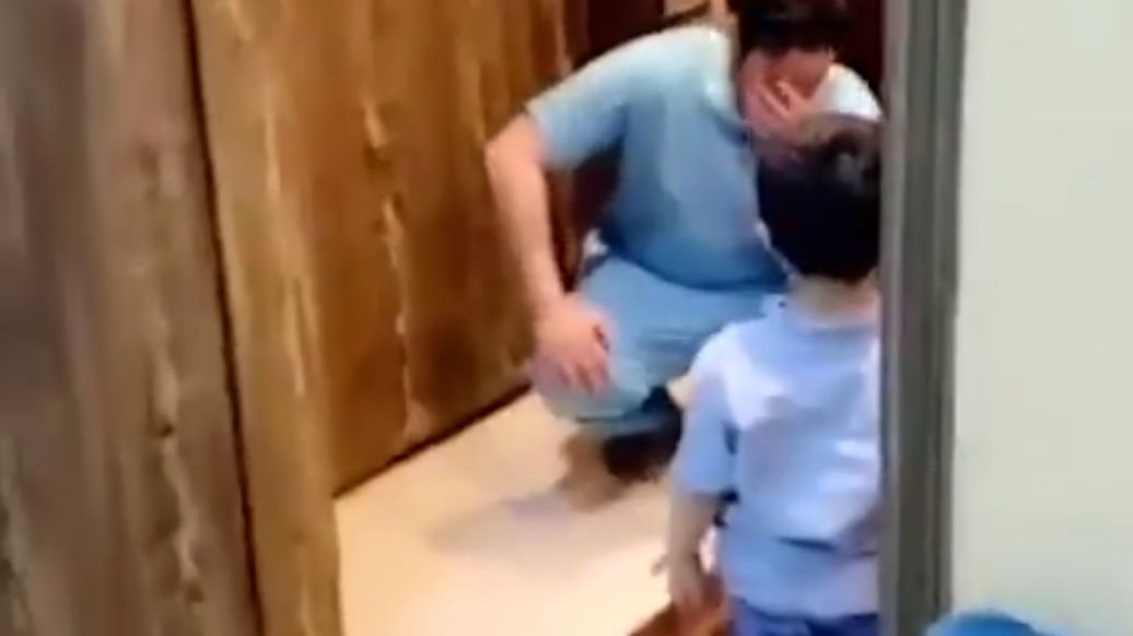 Pielęgniarz rozpłakał się, ponieważ nie mógł przytulić syna