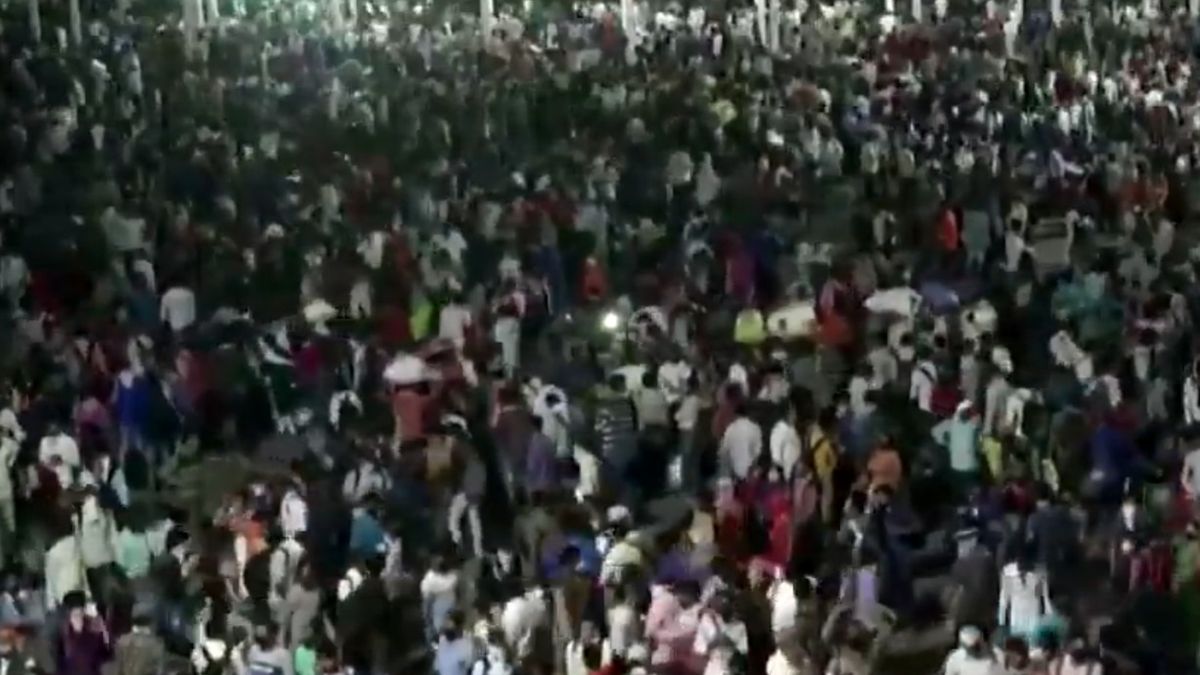 Ludzie w New Dehli chcą dostać się do rodzinnych wiosek