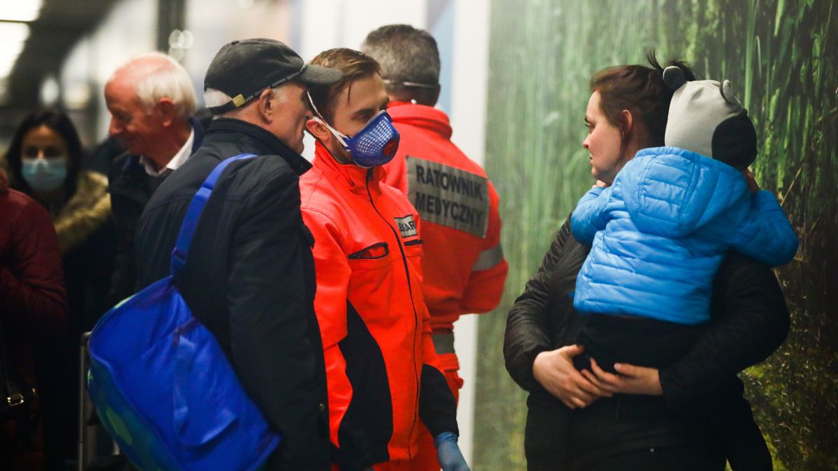 Kontrole na lotniskach to nie wszystko. Do kraju można przecież wjechać na wiele innych sposobów. Nawet przejść granicę na piechotę. 