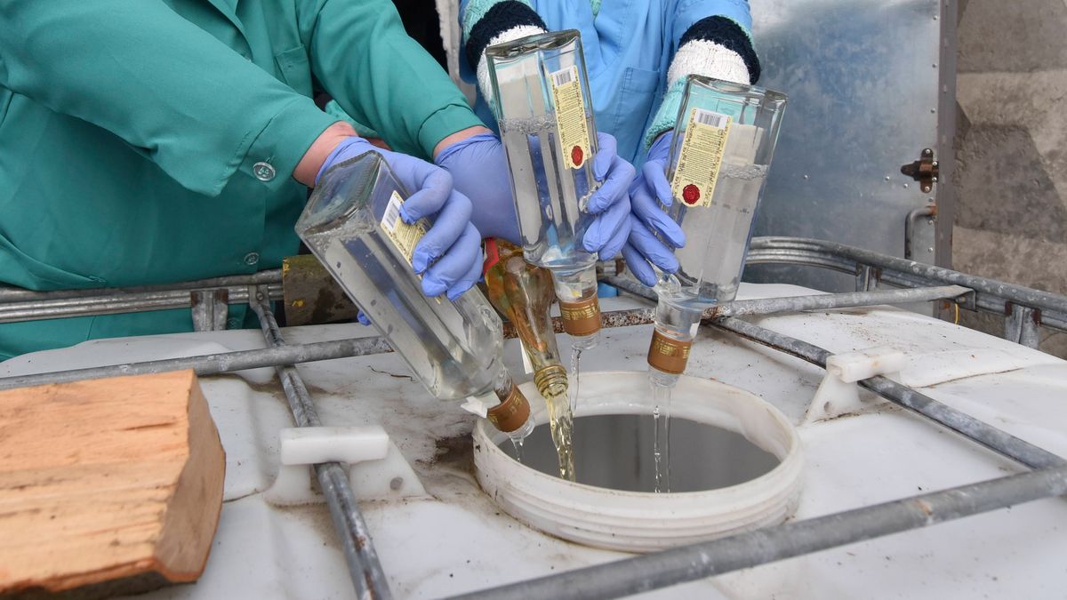 Niektórzy wierzą, że alkohol pomaga wyleczyć z koronawirusa