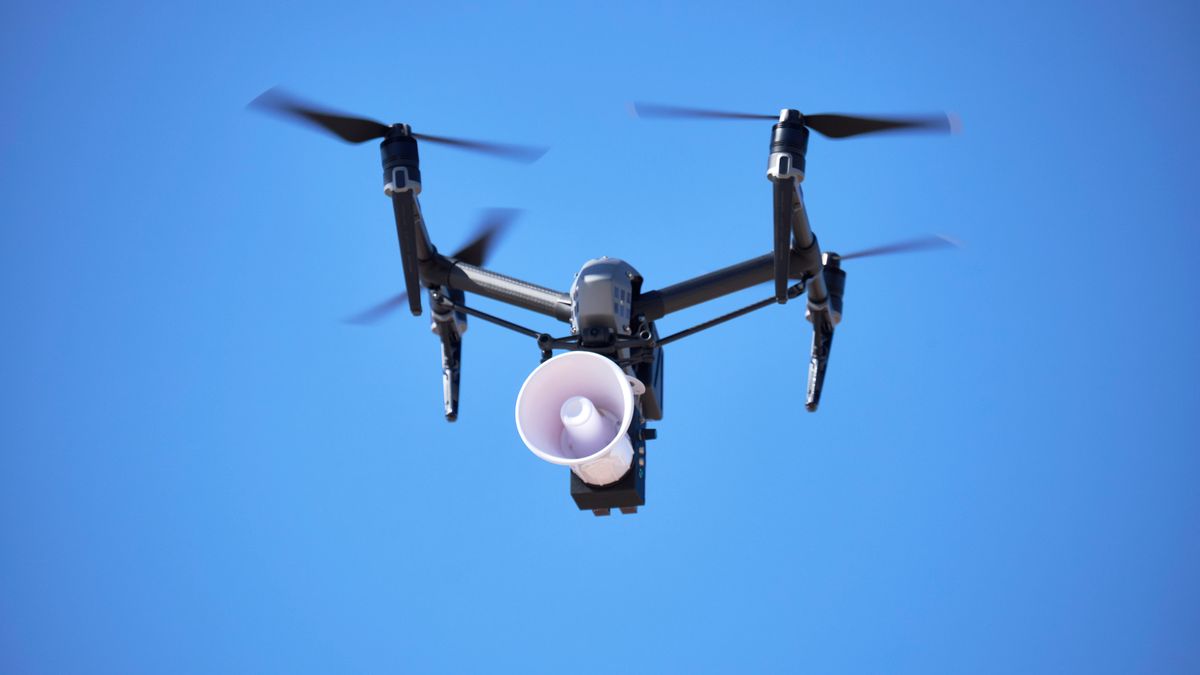 Władze jednego z włoskich miast wykorzystały drony do zwracania uwagi mieszkańcom