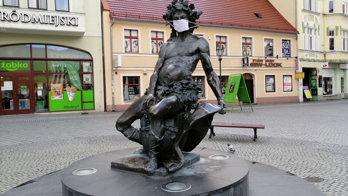Pomnik w centrum miasta zyskał maseczkę ochronną. Mieszkańcy miasta korzystają z takich zabezpieczeń znacznie rzadziej.