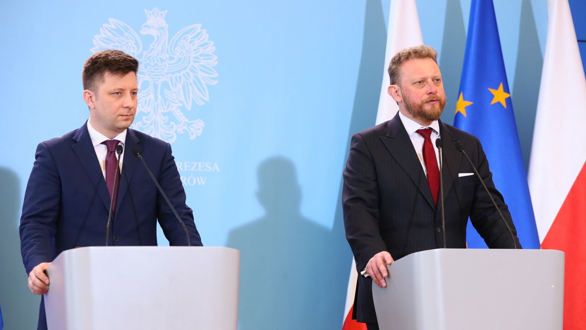 Koronawirus w Polsce. Szef KPRM Michał Dworczyk i minister zdrowia Łukasz Szumowski