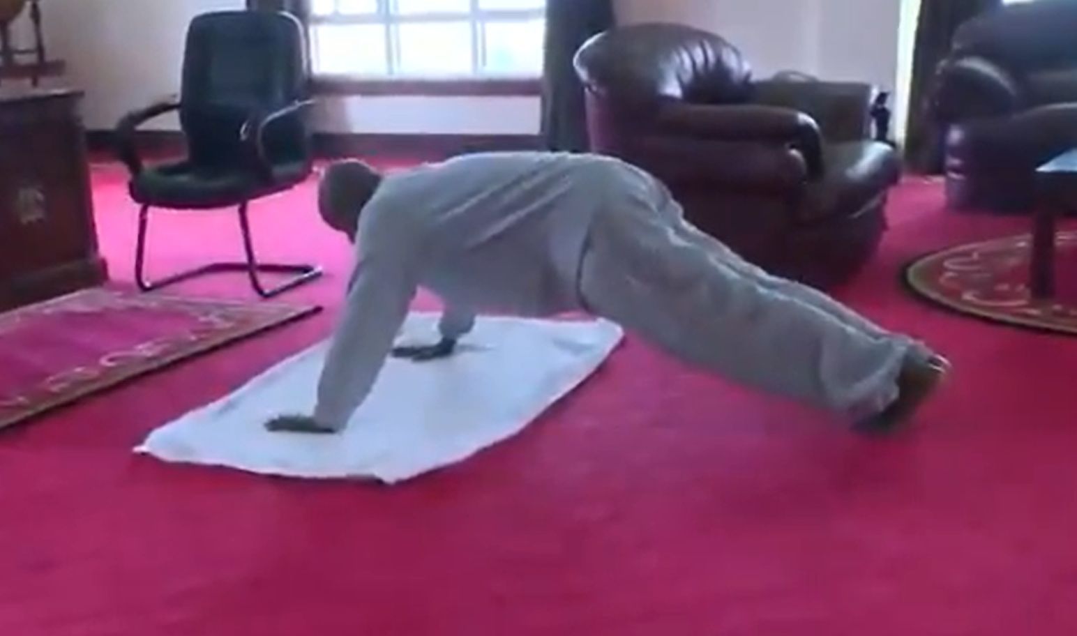Koronawirus na świecie. Prezydent Ugandy pokazał, jak ćwiczyć w domu