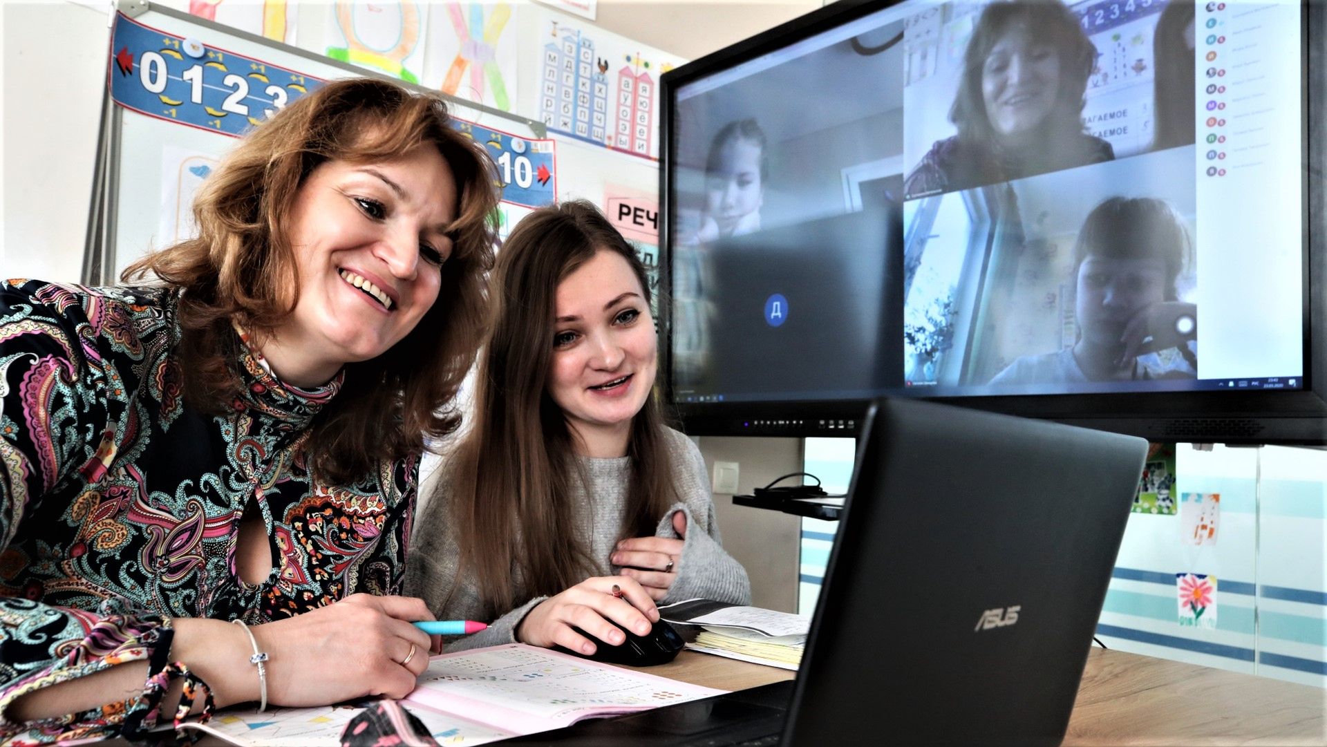 Mińsk, Białoruś, 24.03.2020 r., nauczycielki Jekaterina Metelska i Anastazja Studencowa podczas zdalnej lekcji w prywatnej szkole