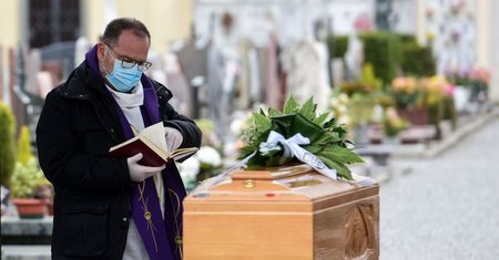 Specjalne procedury podczas pogrzebów. Prawie wszystkie polskie ofiary skremowano