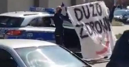 Koronawirus. Policjantki z Kalisza odśpiewały "Sto lat" mieszkańcowi w kwarantannie