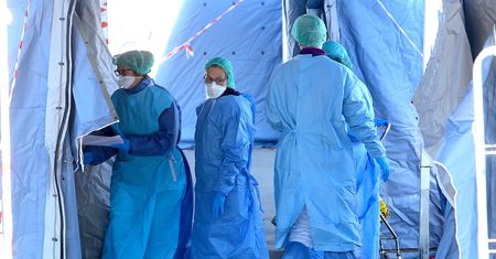 Koronawirus we Włoszech. Tragiczny bilans ofiar z piątku. Do akcji wezwano emerytowanych lekarzy