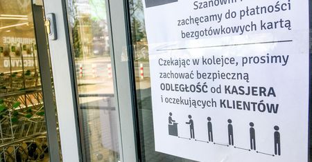 Zakażenie koronawirusem. WHO podgrzała konflikt "bezgotówkowców" z siecią bankomatów