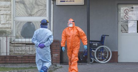 Opolskie. Mężczyzna z koronawirusem odwiedził matkę w domu opieki. 30 osób zakażonych
