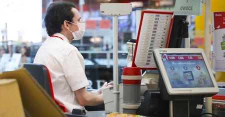 Koronawirus. Raport z frontu, dzień siódmy. "Sprzedawca to dziś rola niewdzięczna. Ale ktoś to musi przecież robić"