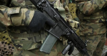 Żołnierze WOT pomogą w walce z koronawirusem. Wszyscy pasażerowie przylatujący do Polski będą kontrolowani