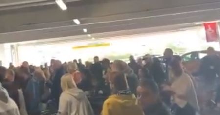 Koronawirus w Wielkiej Brytanii. 1000 osób czekało na otwarcie sklepu