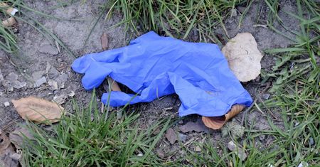Koronawirus w Warszawie. Nowy rodzaj śmieci. Porozrzucane rękawiczki