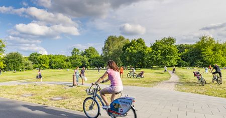 Koronawirus w Warszawie. Policja łapie rowerzystów na ścieżkach. Czy to zgodne z przepisami?
