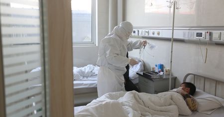 Koronawirus z Chin. Nagły wzrost zarażonych. Władze tłumaczą to "nową metodą diagnostyczną"
