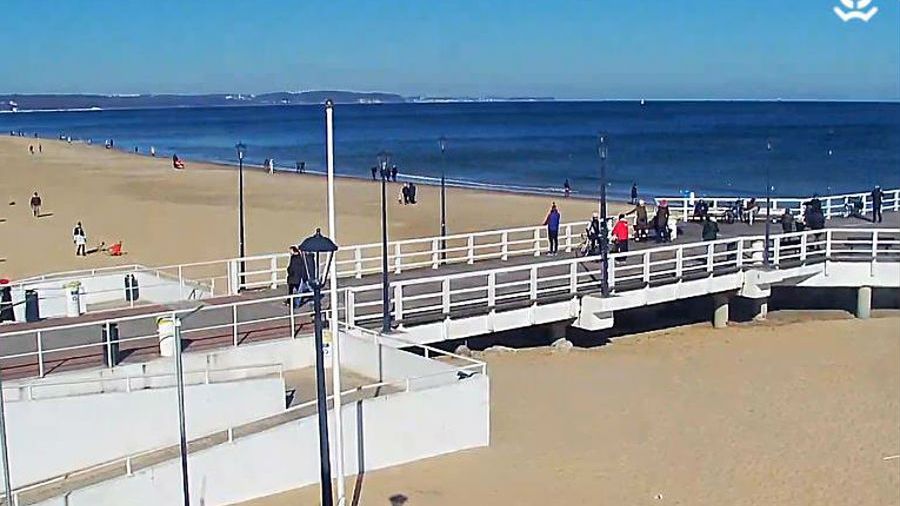 Pogoda zachęca dziś do spacerów. Meteorolodzy apelują, aby mimo to pozostać w domach. Na fot. plaża w Gdańsku Brzeźnie.