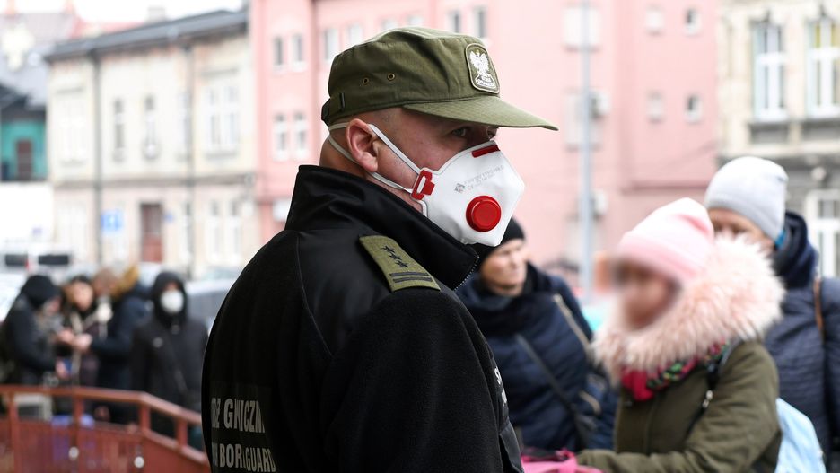 Koronawirus w Polsce i na świecie. Pasażerowie oczekujący na pociąg specjalny do Kijowa w Przemyślu