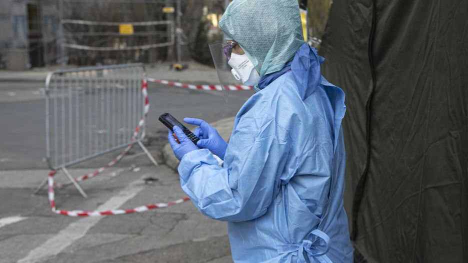 Koronawirus. Wrocławiu. Pielęgniarka boi się powrotu do pracy po wyleczeniu z COVID-19