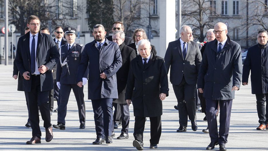 Koronawirus w Polsce. 10 kwietnia politycy nie zachowali wymaganego dwumetrowego odstępu