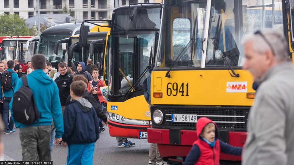 Koronawirus. Warszawa. Od poniedziałku funkcjonuje zmieniony rozkład jazdy komunikacji miejskiej.