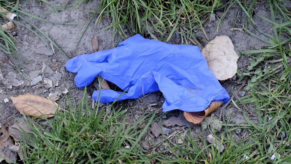 Koronawirus. Warszawa. Na ulicach leżą porozrzucane środki ochronne