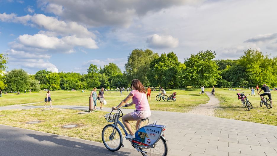 Policja łapie rowerzystów m.in. na Polach Mokotowskich.