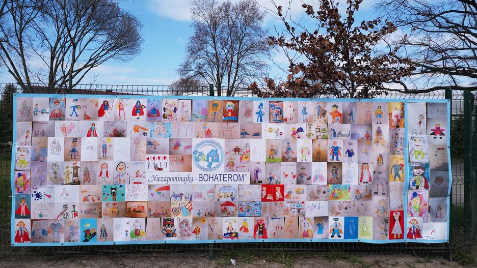 Dzieci z Niezapominajki, przedszkola na wrocławskiej Klecinie, zrobiły wspólnie wielką laurkę dla służby zdrowia