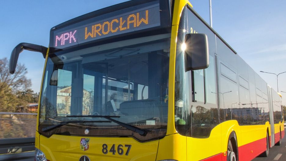 MPK Wrocław: w związku z koronawirusem autobusy i tramwaje kursują w zmienionym trybie, wprowadzono też limity pasażerów.