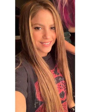 Shakira w prostych włosach