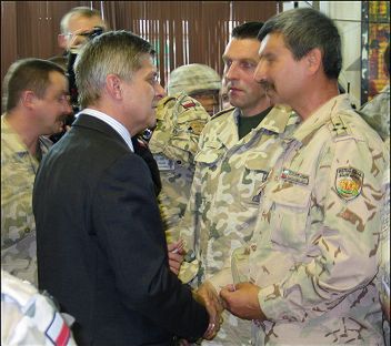 Premier i szef MON u żołnierzy w Iraku