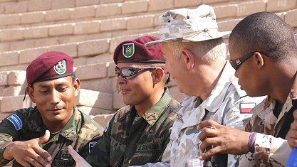 Generał Tyszkiewicz w otoczeniu salwadorskich żołnierzy