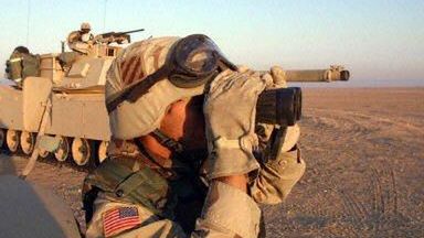 Amerykański żołnierz patrzy w stronę Bagdadu