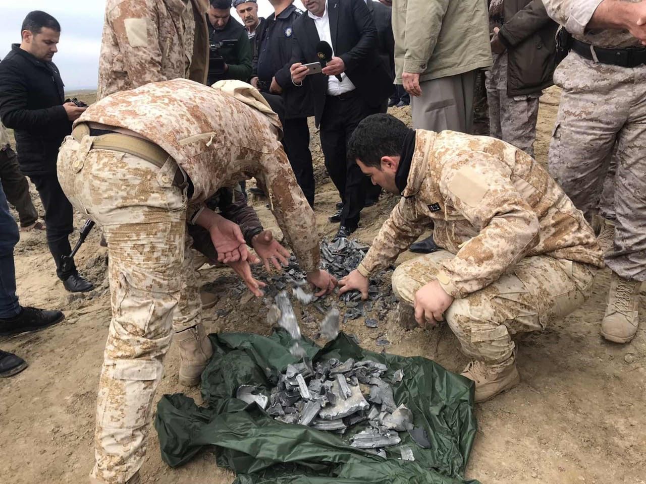 Odłamki pocisków wystrzelonych przez Iran na amerykańskie bazy w Iraku 