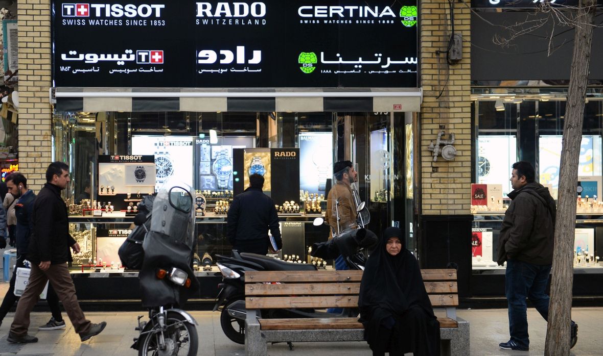 Ludzie mijają sklep z biżuterią i zegarkami na ulicy Teheranu, 16.01.2019 r. 