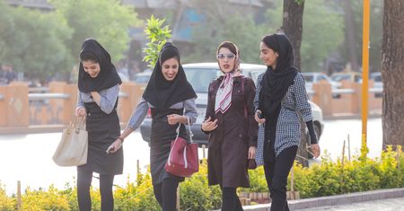 Podziemne życie w kraju ajatollahów. Iran i jego zakazane przyjemności