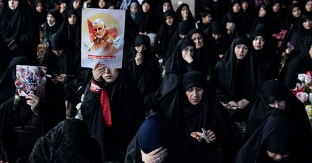 Gucci, Instagram i odsłonięte dekolty. Iran to nie tylko wojna