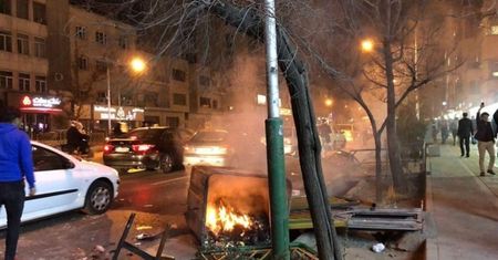 Pierwsze takie protesty od lat. W Iranie zginęli cywile