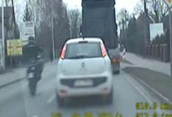 Motocyklista wyprzedzał na jednym kole