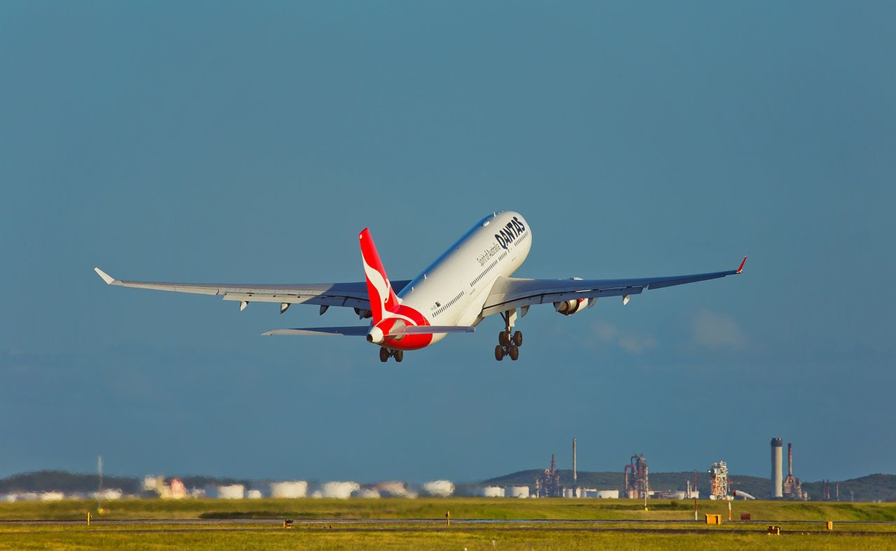 Samolot linii Qantas awaryjnie wylądował. Ewakuacja 271 pasażerów Airbusa [Zobacz wideo]